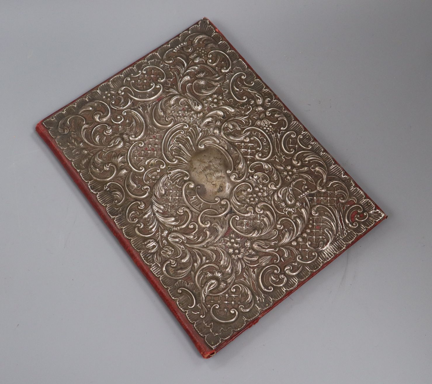 A George V repousse silver mounted blotter, Synyer & Beddoes, Birmingham, 1912 29.6cm.