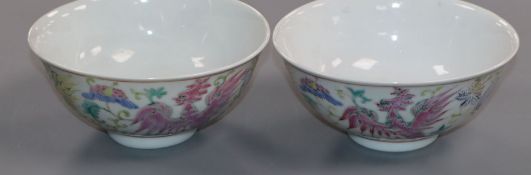 A pair of Chinese famille rose bowls 13.5cm diameter