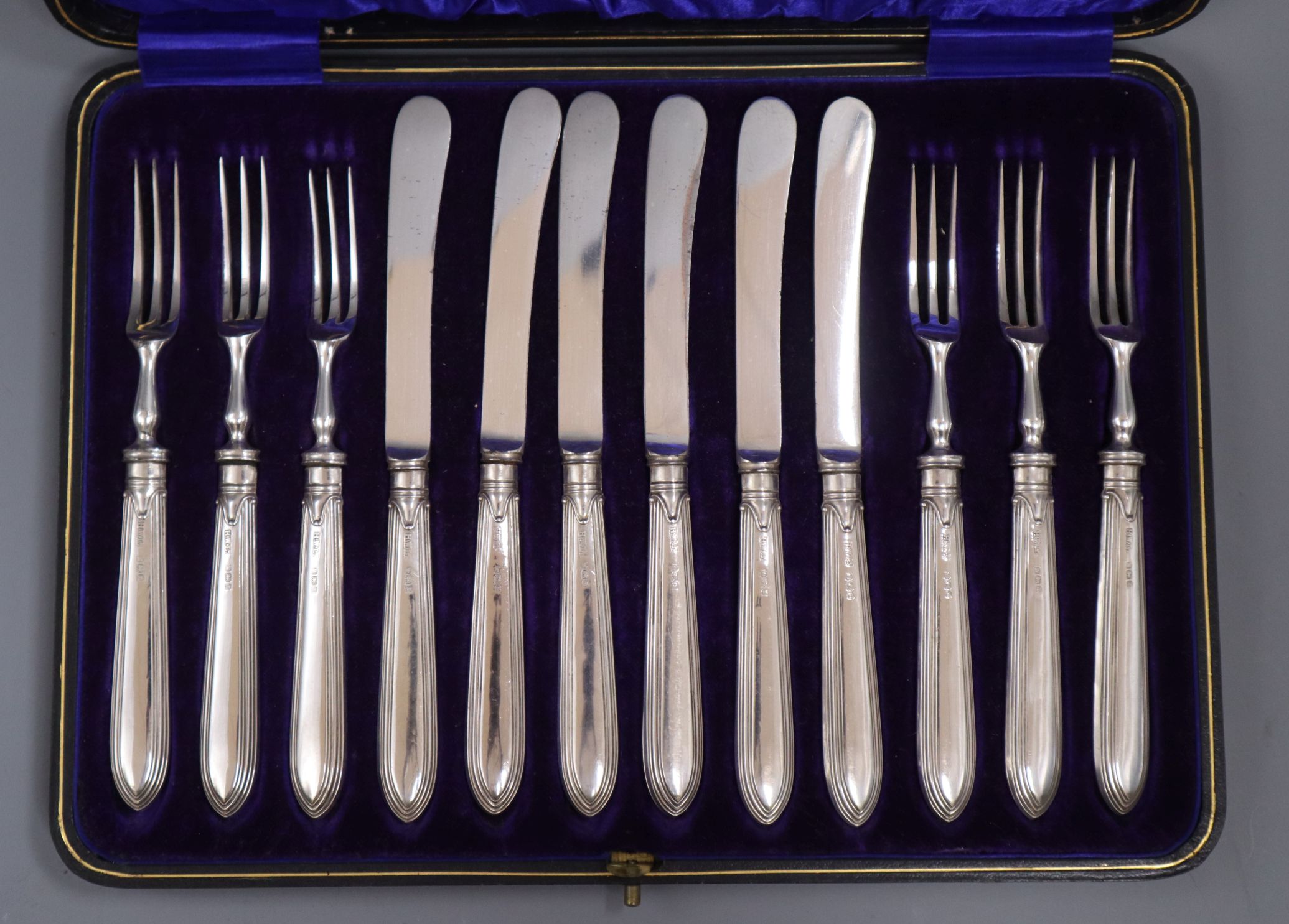 A cased set of six pairs of George V silver handled dessert eaters, Sheffield, 1915.
