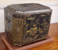 A Chinese export small lacquer box W.46cm