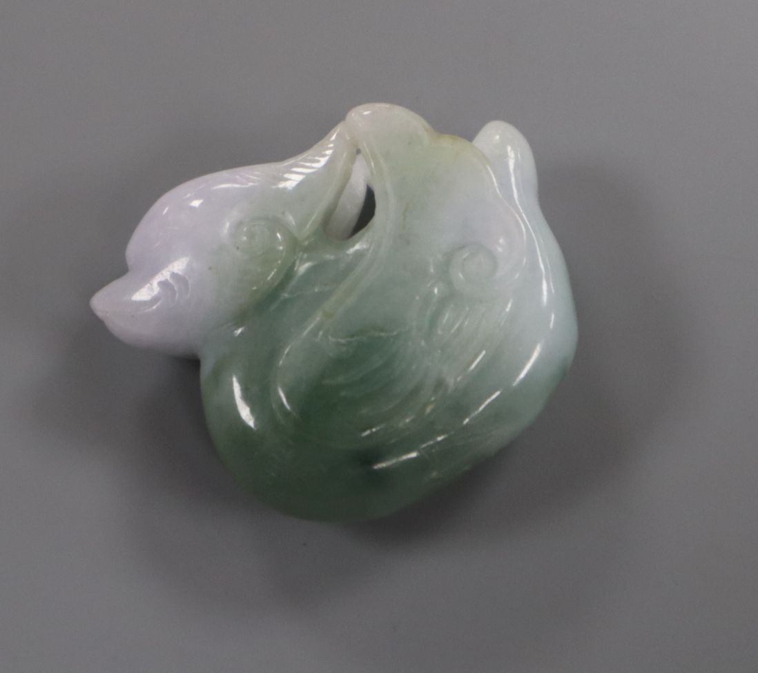 A carved jade figure of a mandarin duck 3cm wide