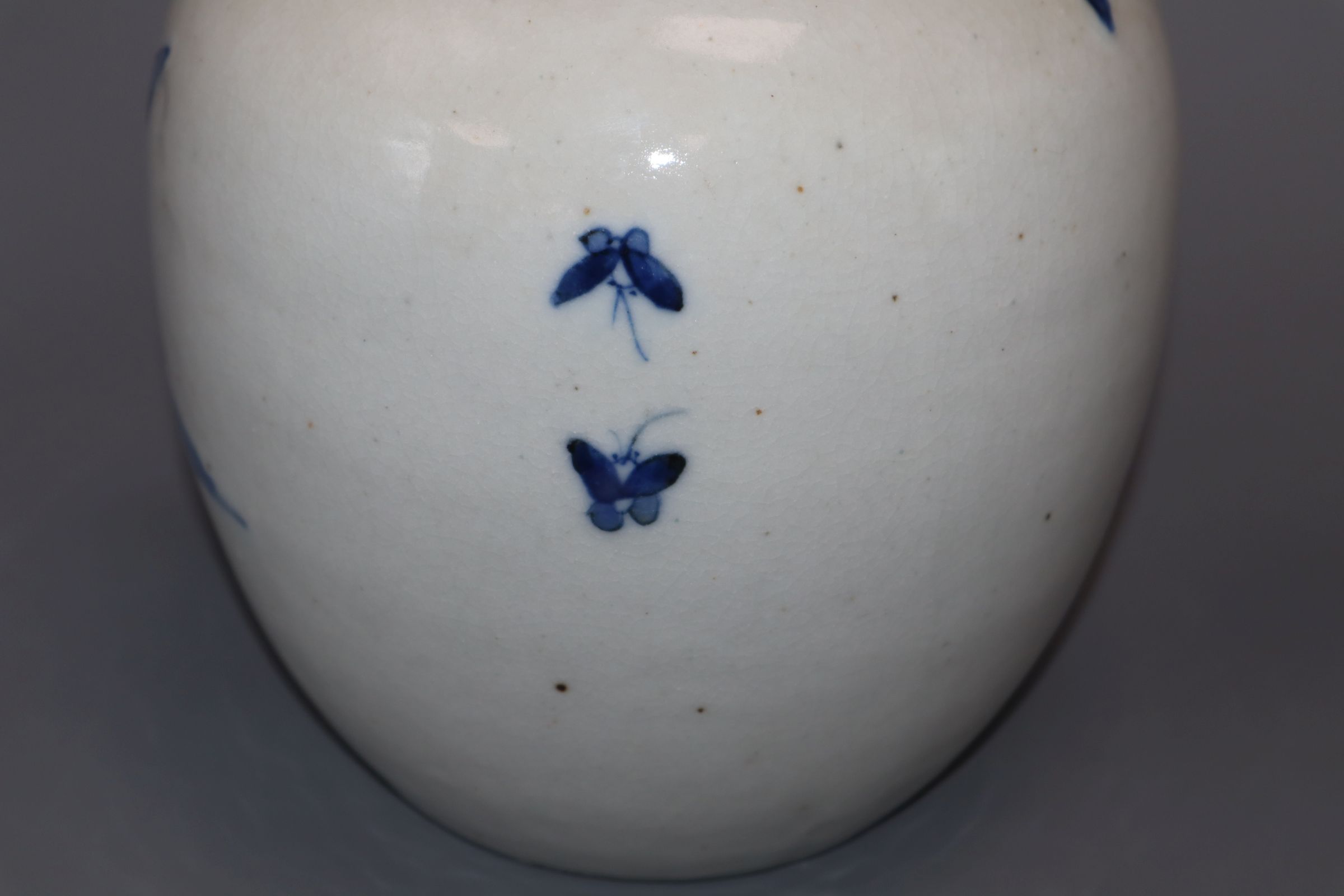 A Chinese blue and white figural jar and cover, Kangxi mark, Qing dynasty height 27cm - Image 5 of 5