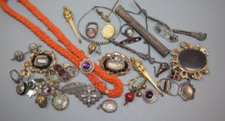 Mixed Victorian and later jewellery including mourning jewellery, rings, brooches etc.