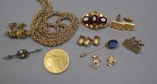 Mixed costume jewellery including pinchbeck brooch.