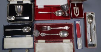 Assorted small silver including cased spoons etc.