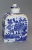 A Chinese Qianlong period blue and white tea caddy H.13cm