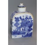 A Chinese Qianlong period blue and white tea caddy H.13cm