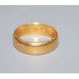 A 22ct gold wedding band, 8 grams.