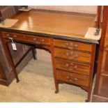 An Edwardian mahogany writing table fitted single pedestal W.92cm