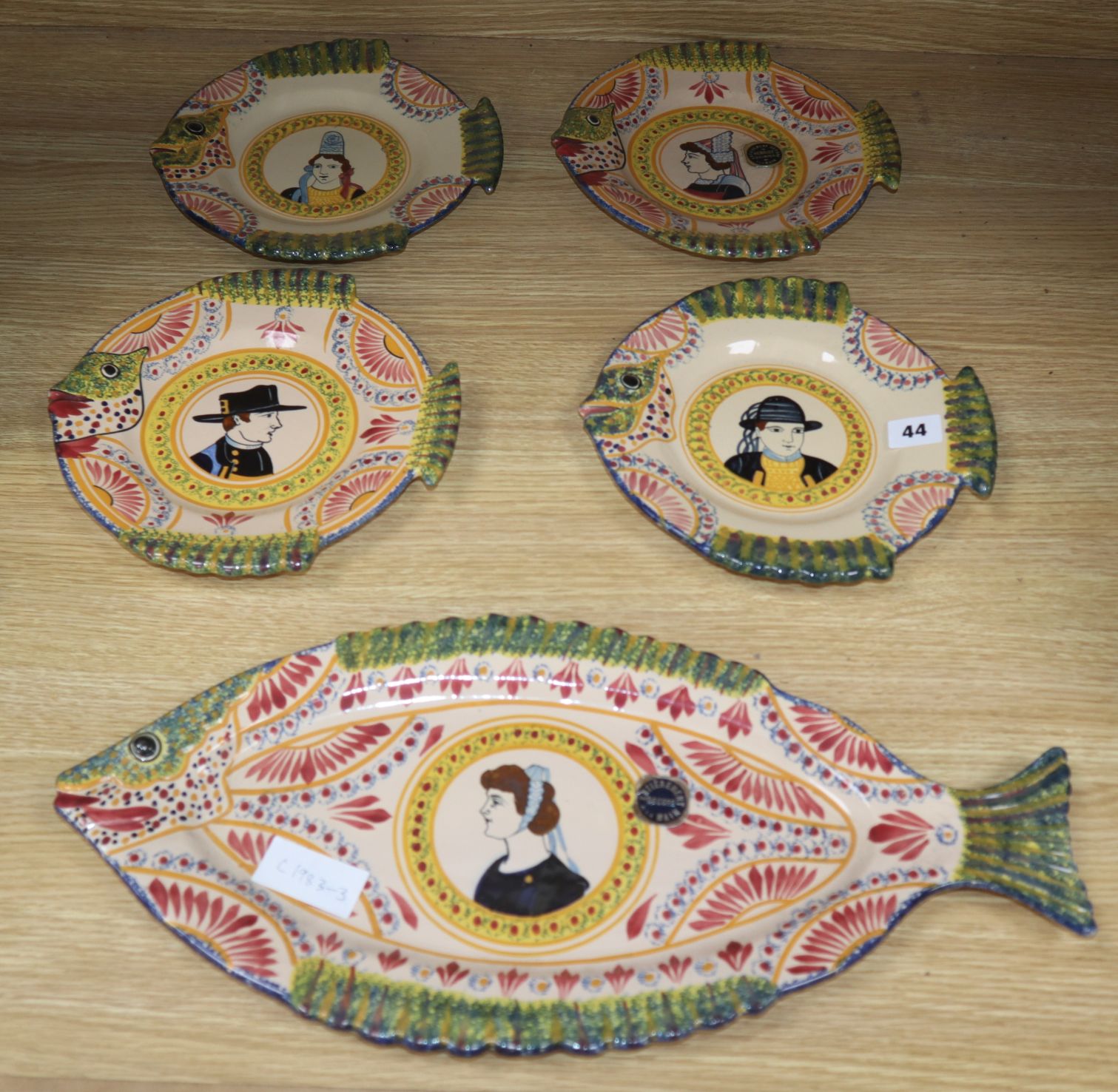 A Quimper faience fish serving set - Image 2 of 2
