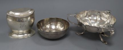 An Art Nouveau style silver three-handled bowl, Birmingham 1915, Elkington & Co, a silver tea