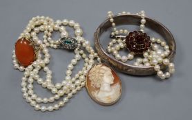 An agate-set yellow metal dress ring, two pearl necklaces and three other items, an engraved