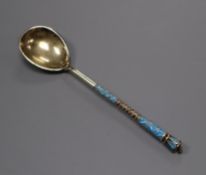 A Russian 84 zolotnik parcel gilt white metal and cloisonne turquoise enamel decorative spoon, 12.