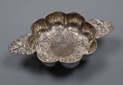 An early 20th century Dutch repousse silver quaich, import marks for Samuel Boyce Landeck,