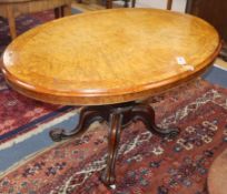 A Victorian walnut oval breakfast table L.120cm