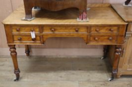 A Victorian satin birch kneehole writing table (missing caster) W.122cm