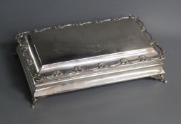 An Edwardian cigarette box, with pierced cast swag border and engraved top, Chester, 1908, 26cm.