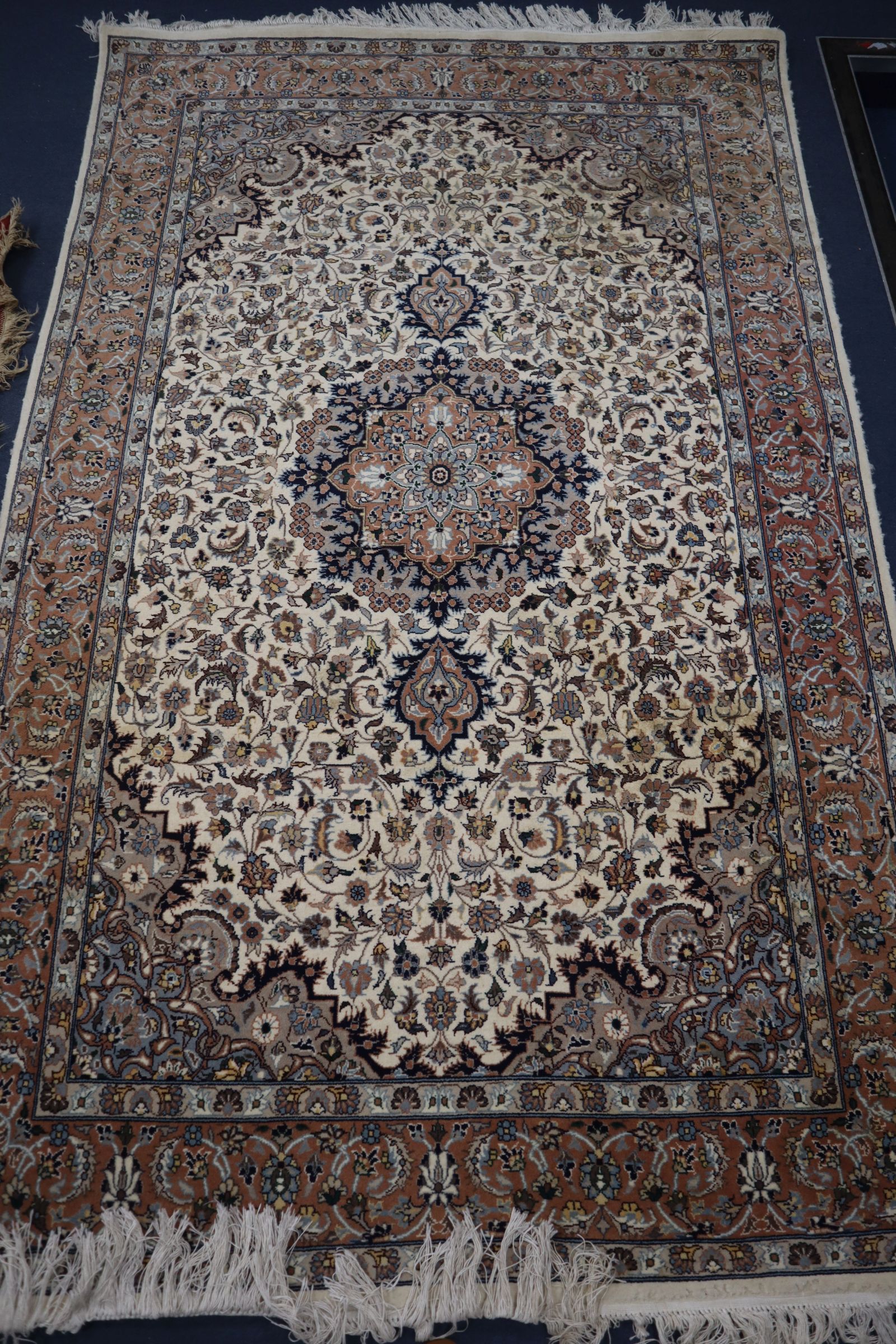 A Kashan style ivory ground rug 218 x 136cm