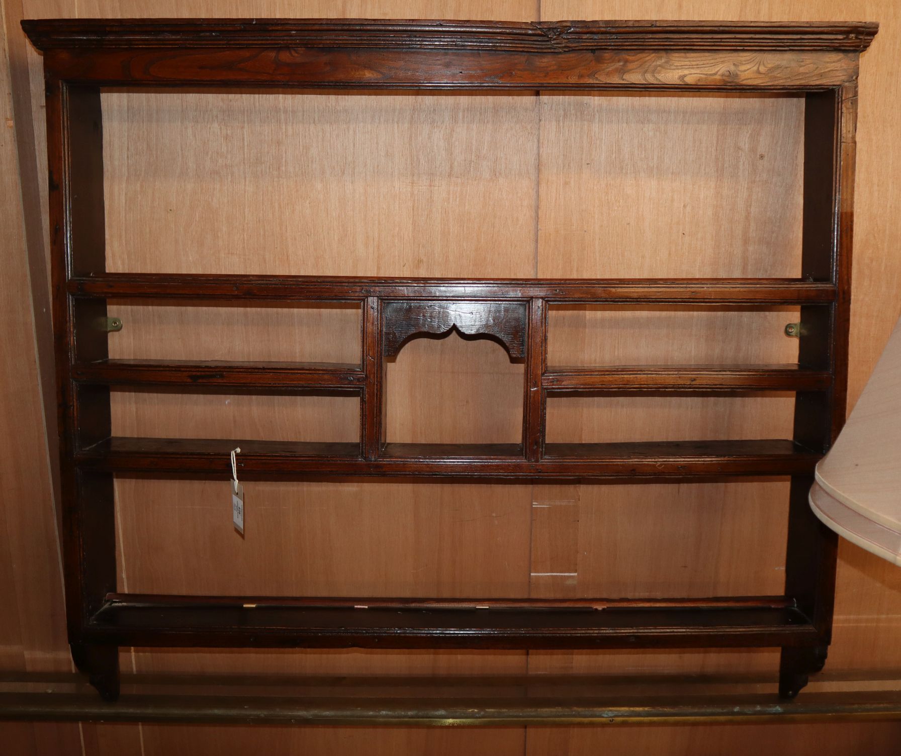 A George III elm hanging plate rack W.112cm, H.102cm