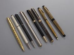 A Shaeffer pen and propelling pencil set, the pen with a 14k gold nib and six other pens / pencils