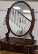 A George III cross-banded and inlaid mahogany toilet mirror with oval plate H.56.5cm, W.41.5cm