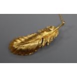 An English 9ct gold 'feather' brooch, 7.5cm