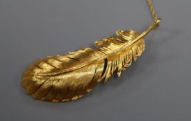 An English 9ct gold 'feather' brooch, 7.5cm