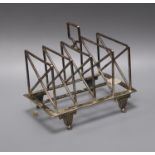 An Edwardian silver toast rack, with 'x' shaped division, London 1901, 12.75cm., 7.5ozs.