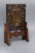 A Chinese green and russet jade mounted wood model of a table screen, early 20th century Height