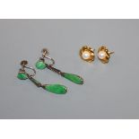 A pair of yellow metal and pearl flowerhead ear studs and a pair of jade drop earrings