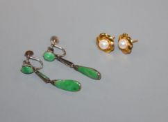 A pair of yellow metal and pearl flowerhead ear studs and a pair of jade drop earrings