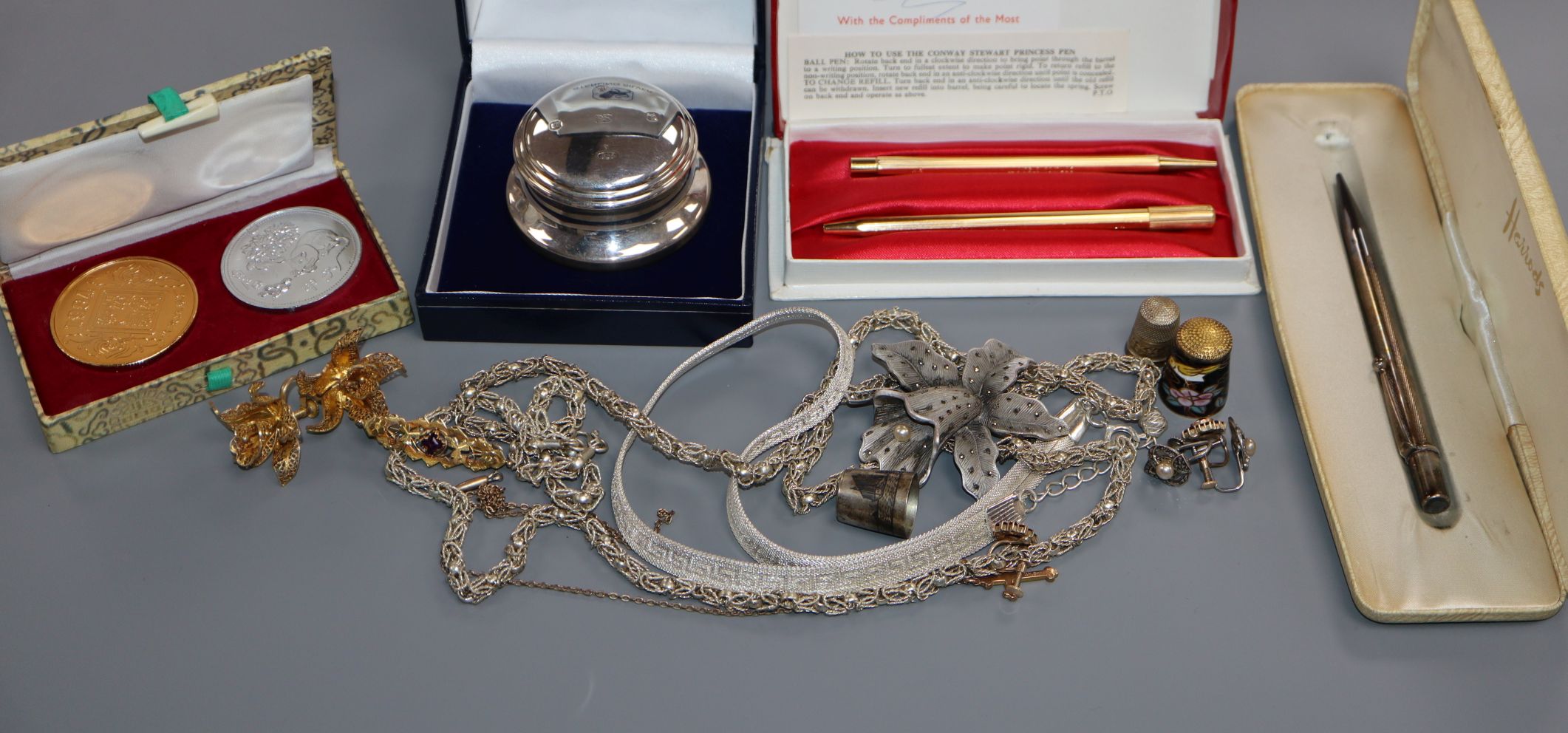 A cased silver paperweight, a gold bar brooch and sundry costume jewellery, etc.