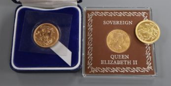 Three Queen Elizabeth II gold sovereigns, 1963 UNC, 1973 (Pobjoy mint) UNC and 2000 proof