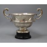 An Edwardian silver two handled rose bowl, with flying scroll handles, London 1914, 38cm over the