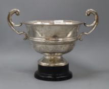 An Edwardian silver two handled rose bowl, with flying scroll handles, London 1914, 38cm over the