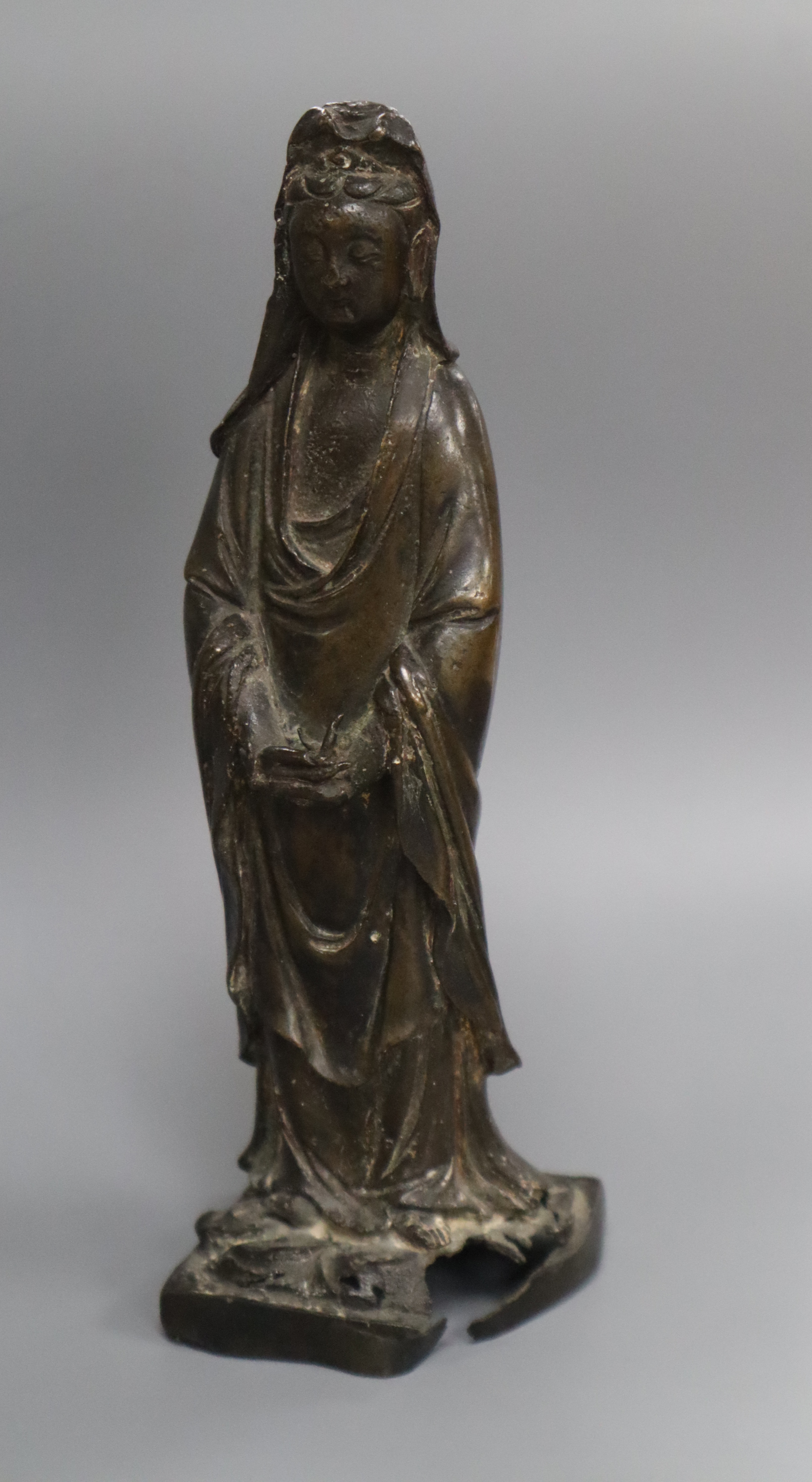 A Chinese bronze figure of Guanyin, 17th / 18th century