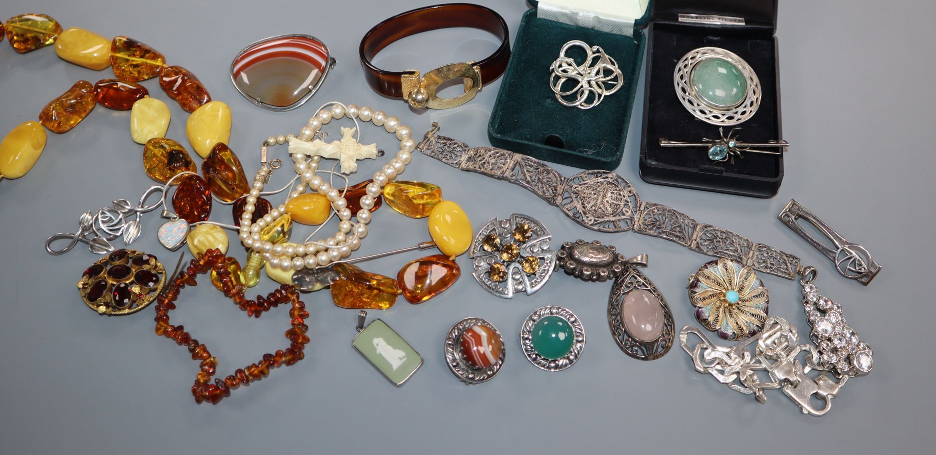 A quantity of assorted mixed jewellery including costume ans white metal.