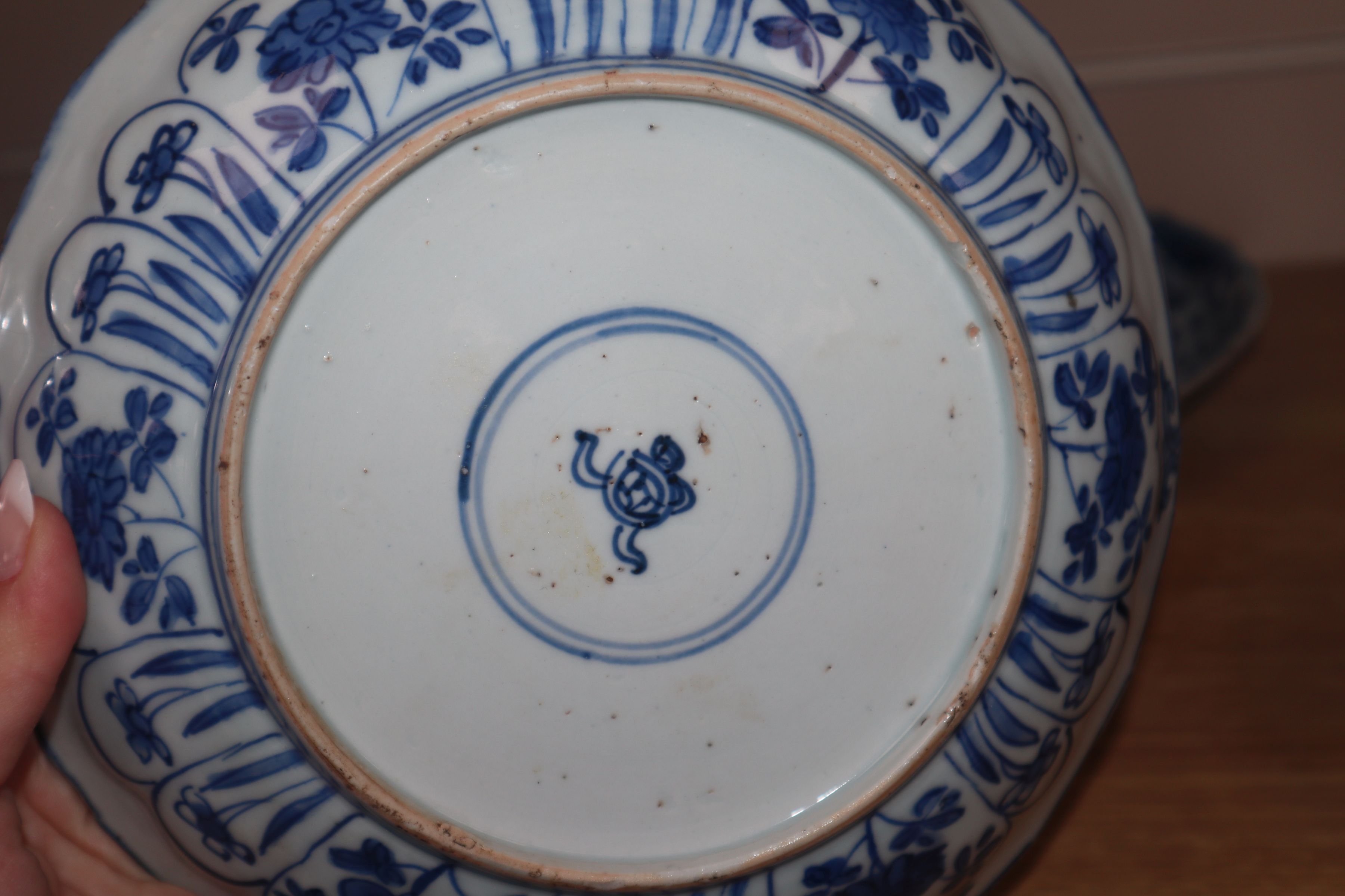 A pair of Chinese Kangxi blue and white floral dishes and a Qianlong blue and white dish, diameter - Image 5 of 8