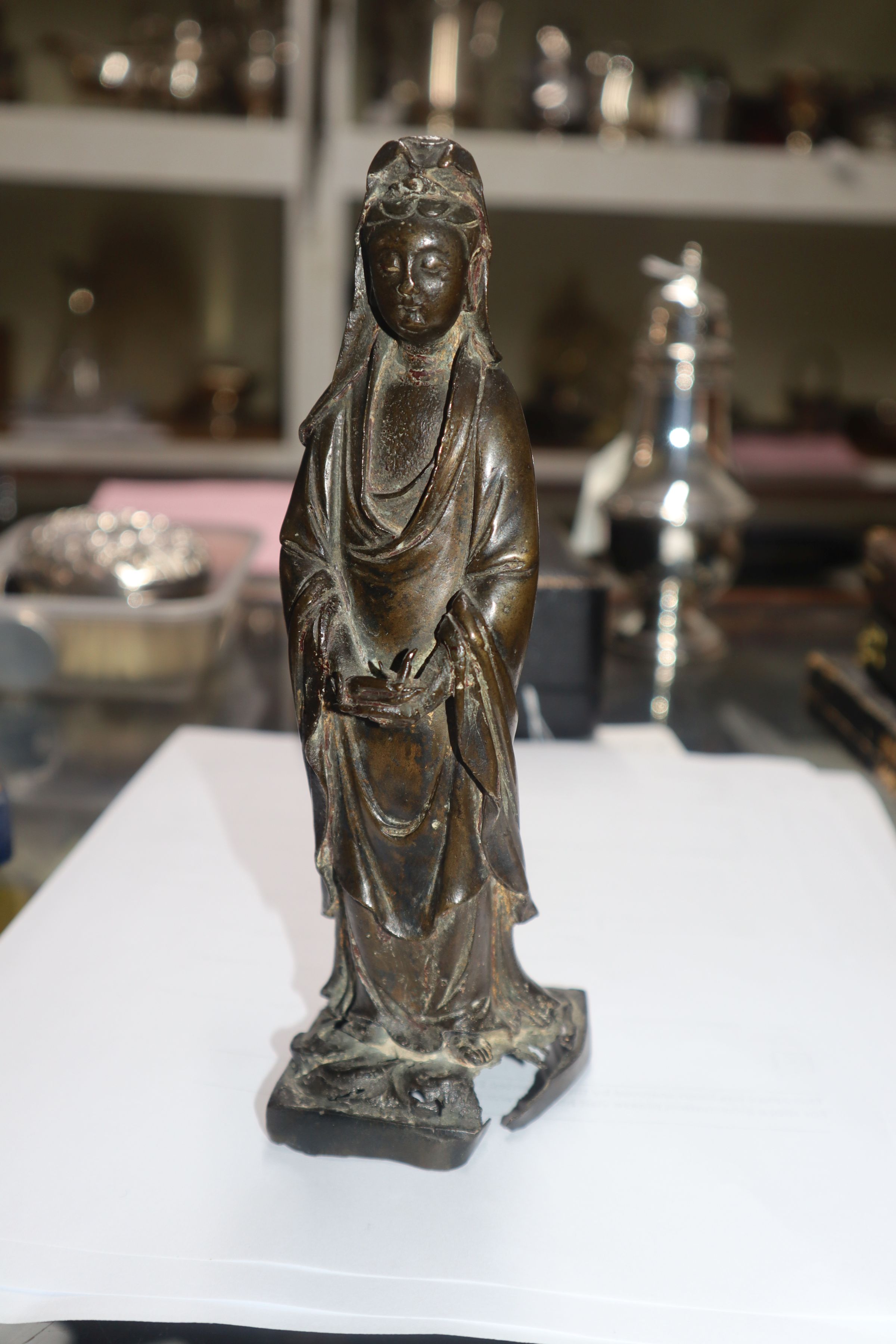 A Chinese bronze figure of Guanyin, 17th / 18th century - Image 5 of 6