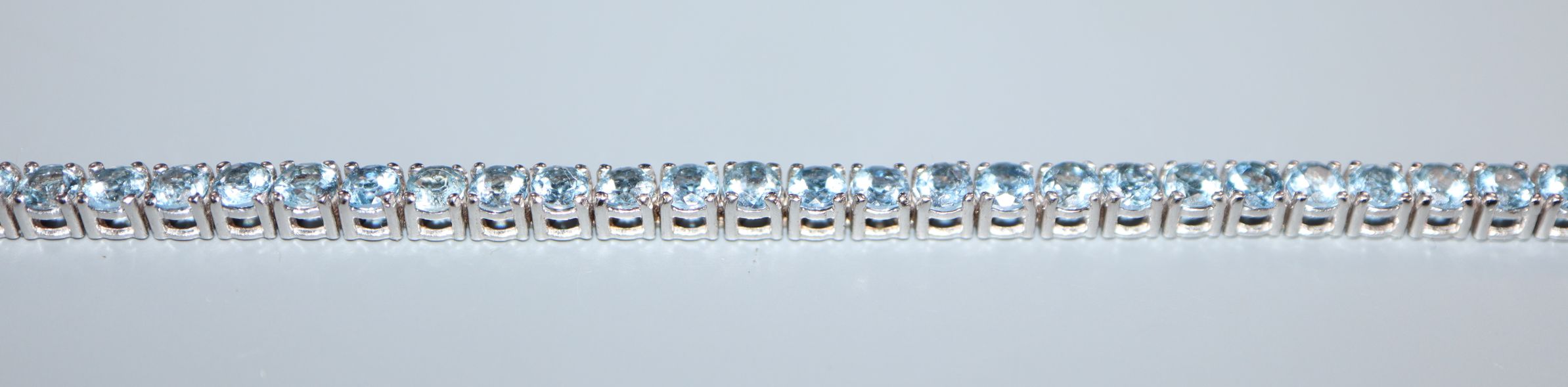 A 750 white metal and aquamarine set line bracelet, 18.2cm. - Image 4 of 4