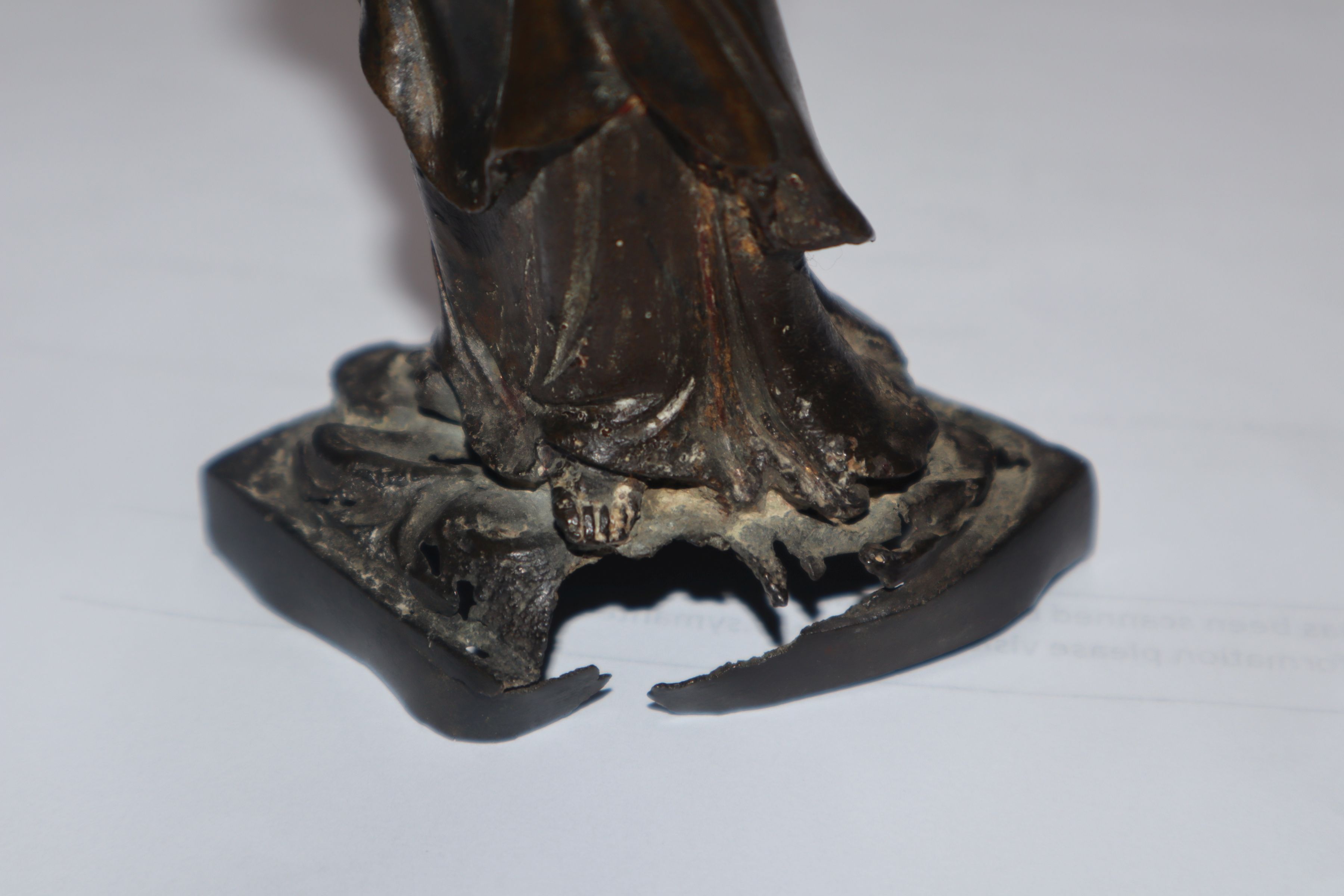 A Chinese bronze figure of Guanyin, 17th / 18th century - Image 2 of 6