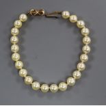 A cultured pearl bracelet with 9ct clasp, 18cm.