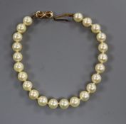 A cultured pearl bracelet with 9ct clasp, 18cm.