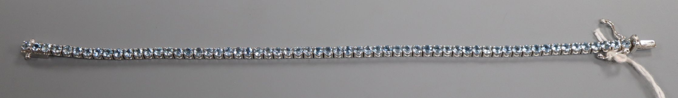 A 750 white metal and aquamarine set line bracelet, 18.2cm. - Image 3 of 4