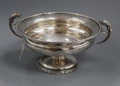 A George V silver two handled pedestal bowl, Chester, 1922, 28.5 cm over handles, 24 oz.