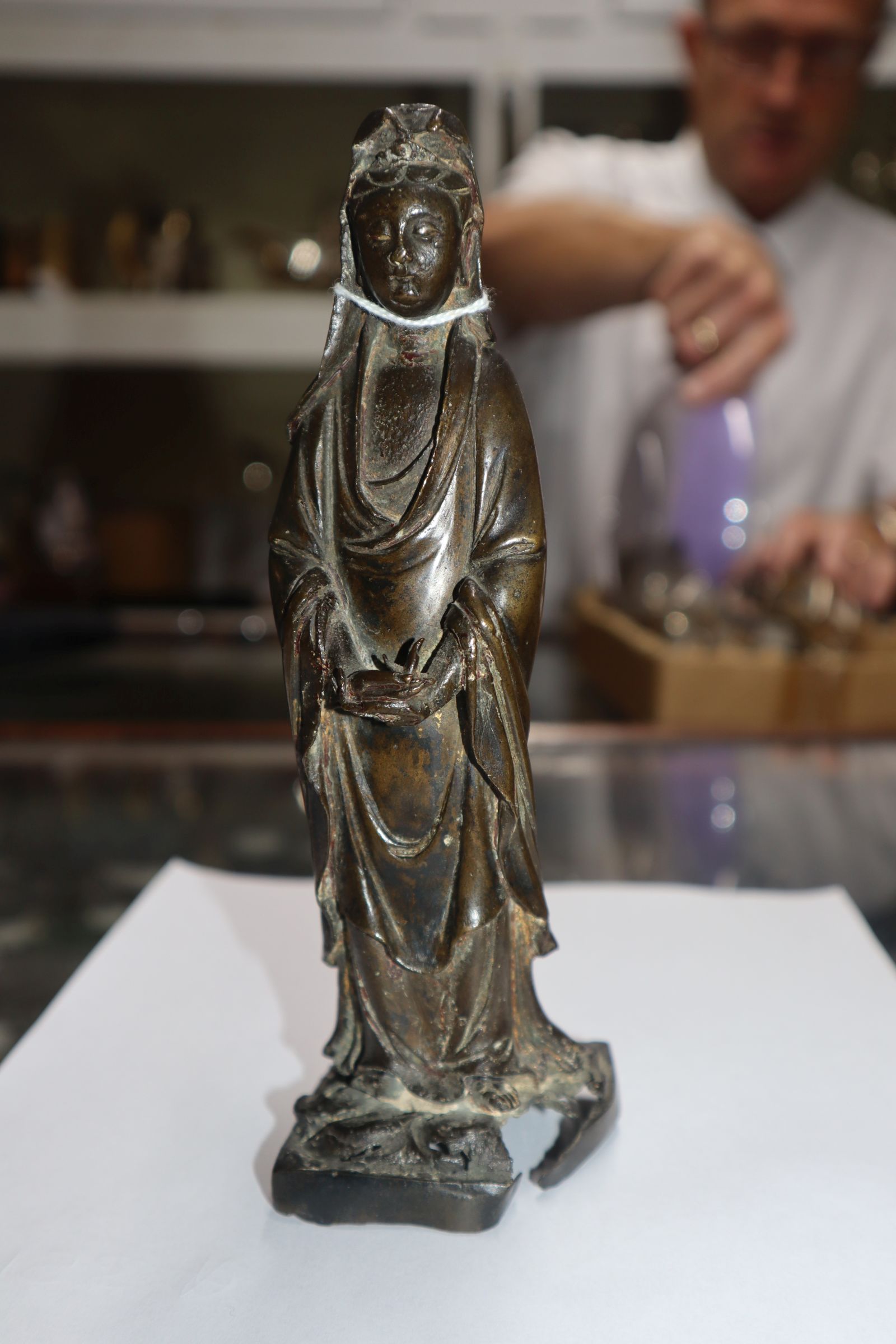 A Chinese bronze figure of Guanyin, 17th / 18th century - Image 7 of 11