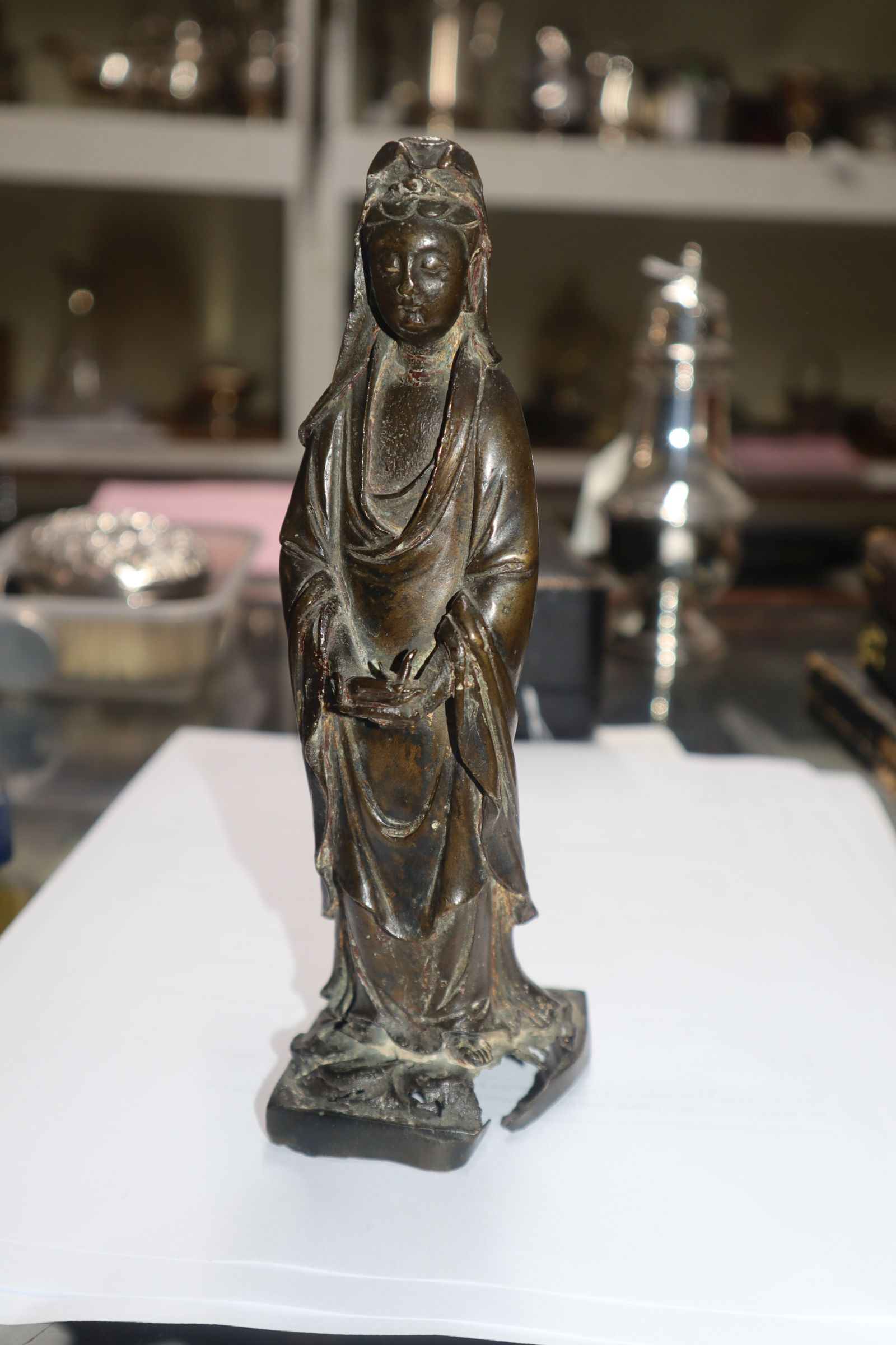 A Chinese bronze figure of Guanyin, 17th / 18th century - Image 5 of 11