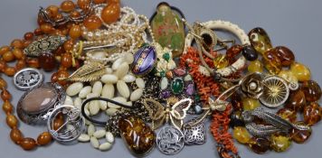 A group of assorted costume jewellery.