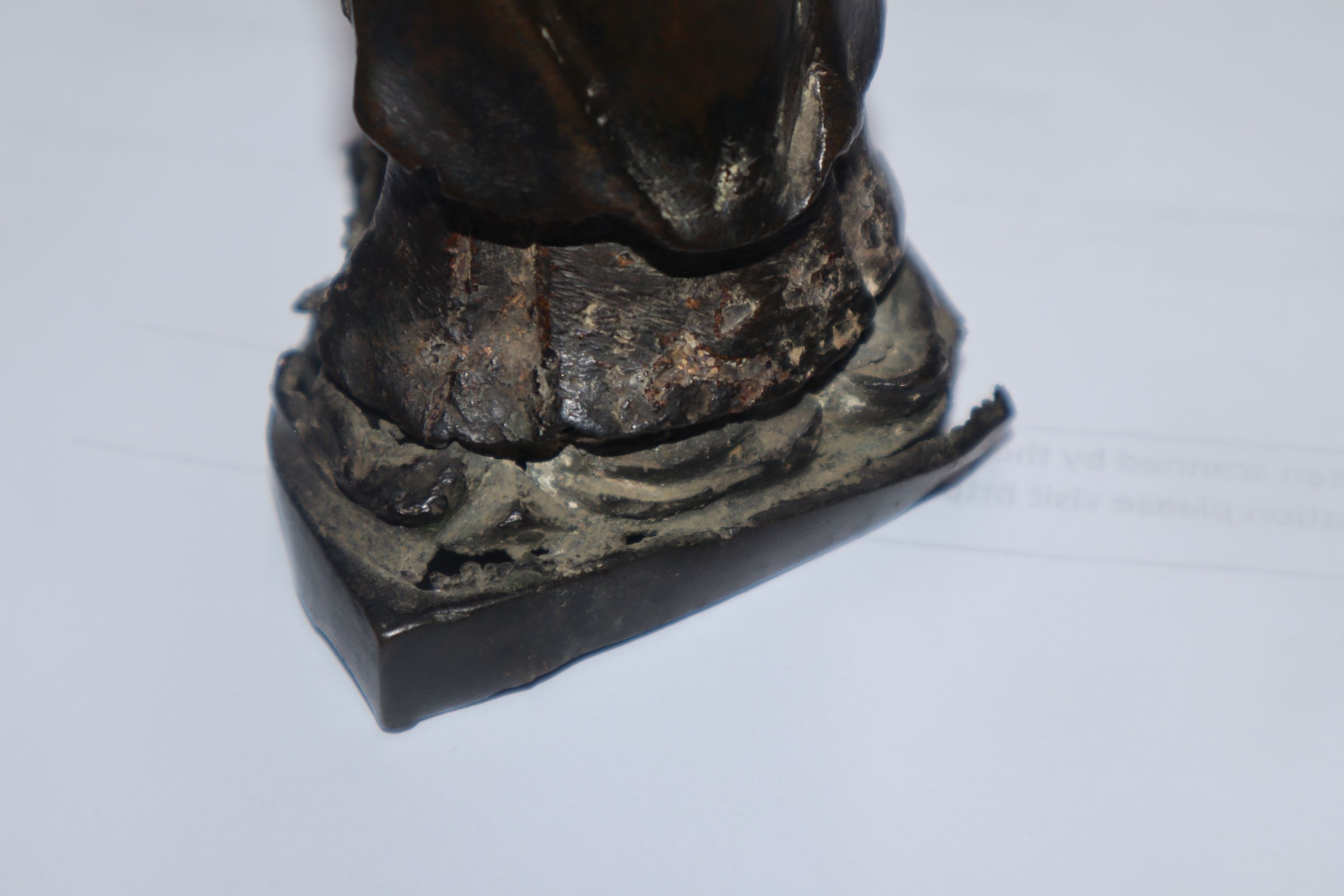 A Chinese bronze figure of Guanyin, 17th / 18th century - Image 3 of 11