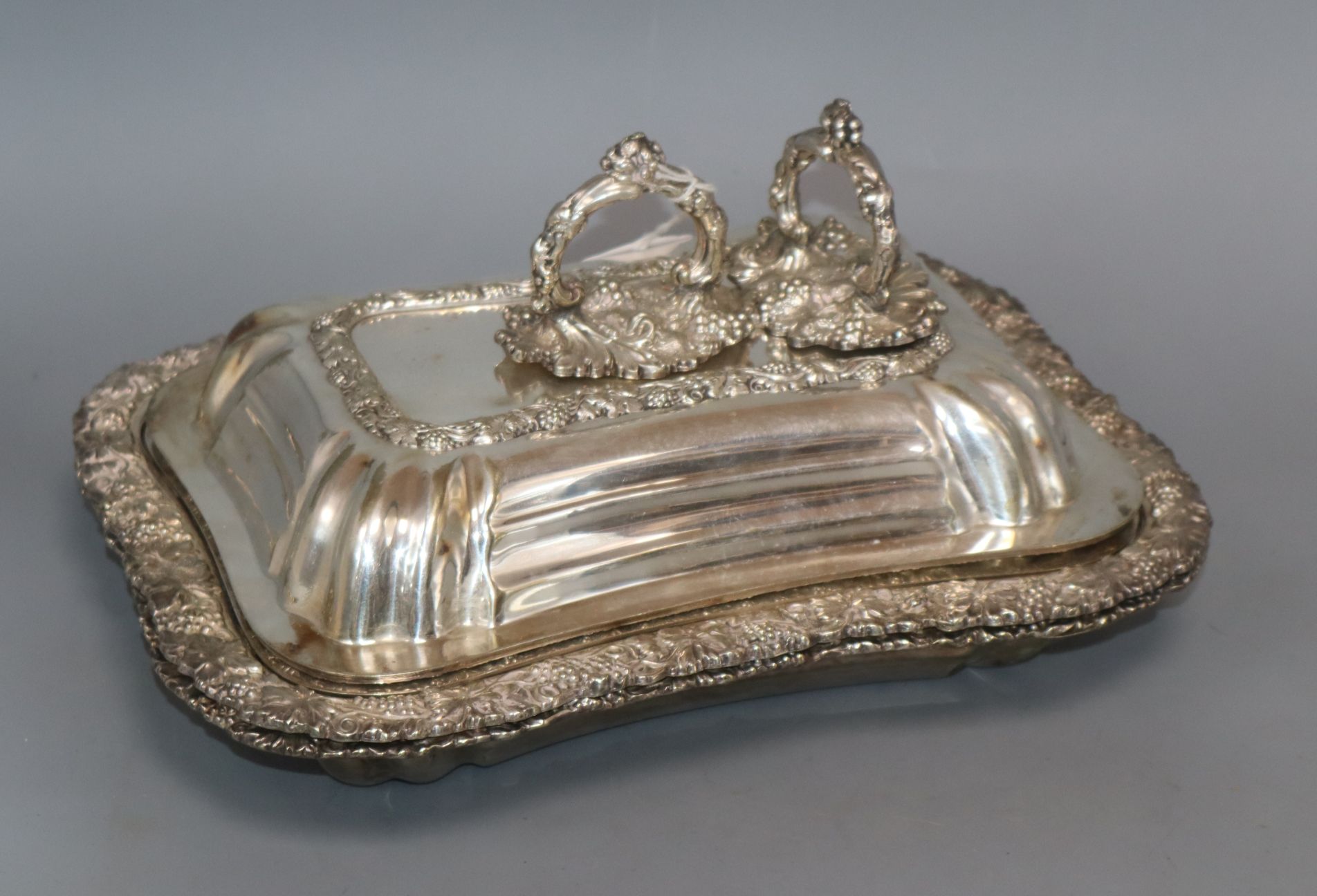 A pair of Edwardian plated entree dishes and covers